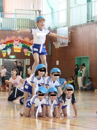 組み体操のピラミッドではてっぺんに。