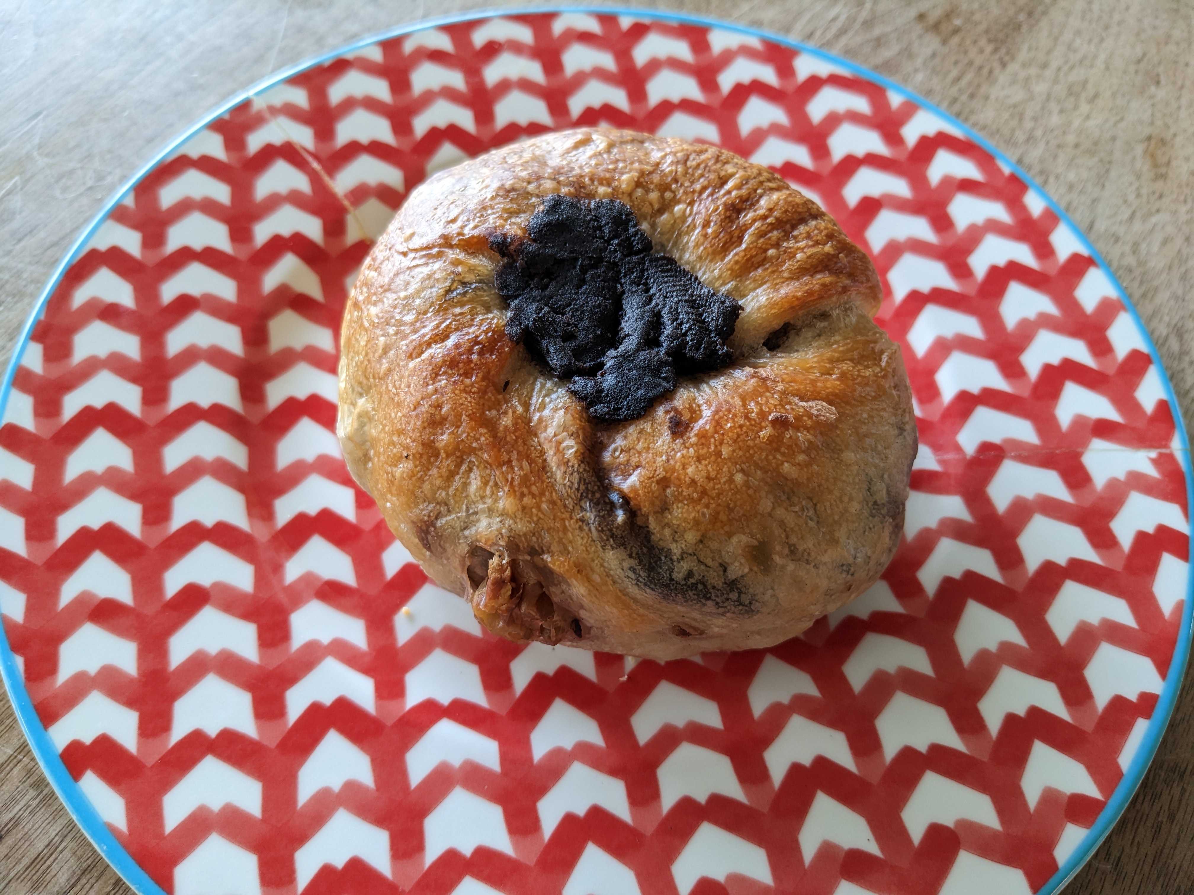 ベーグルリコカフェの黒胡麻あん胡桃ベーグル