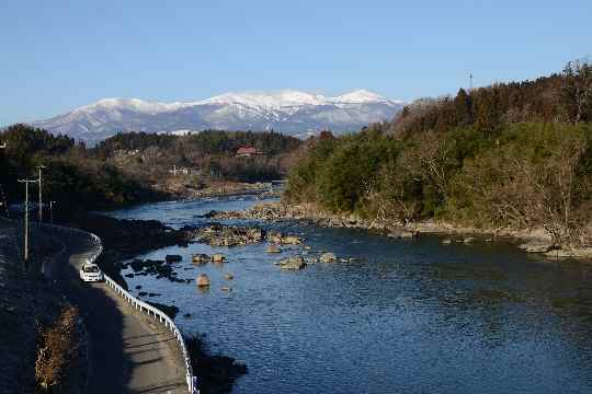 阿武隈川と安達太良山