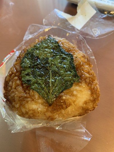 商品研究 「ヤオコー」の「紅鮭入り焼きおむすび」本体価格198円を試食