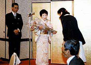 花束を贈られる妻