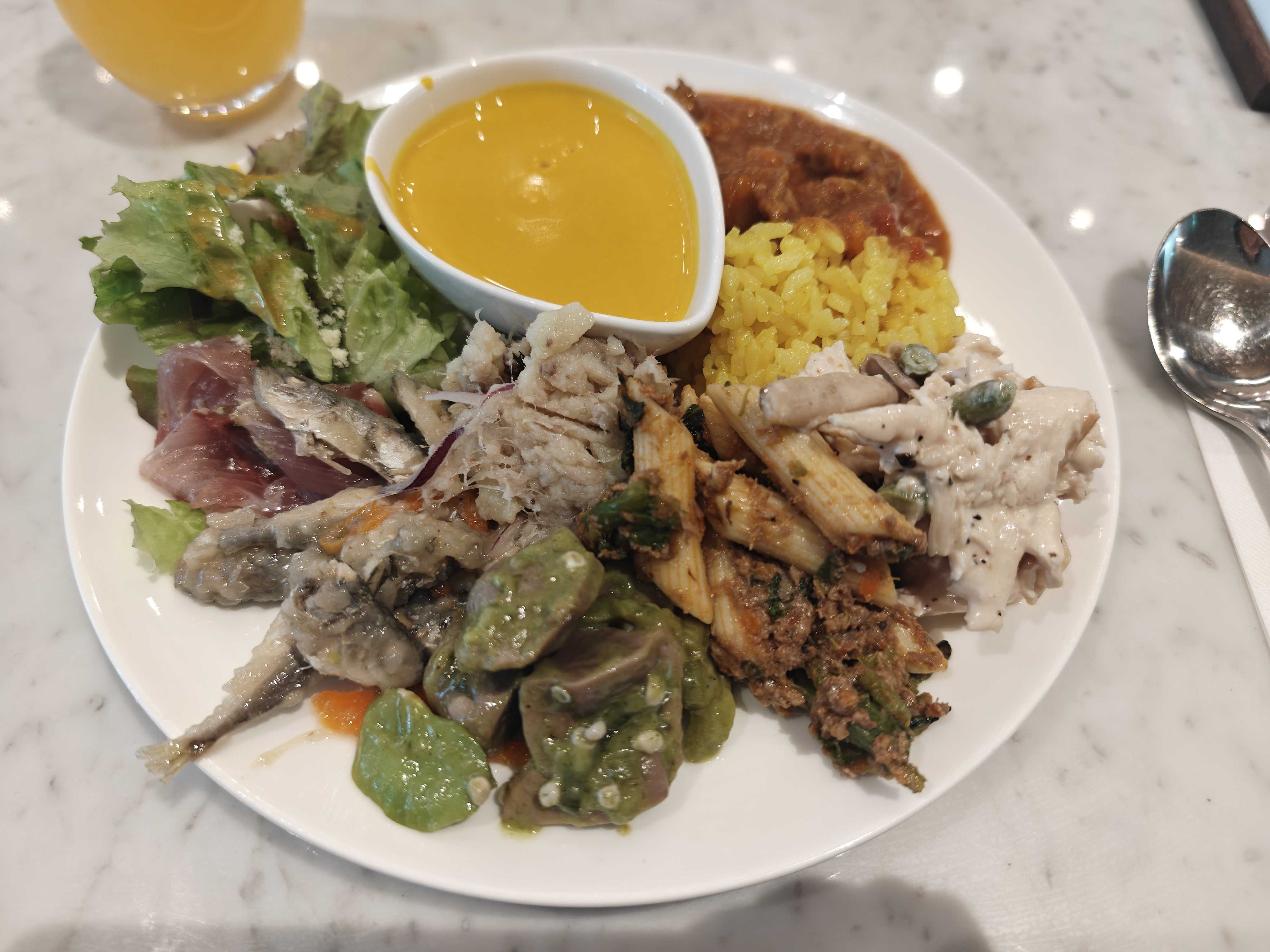 虎ノ門ヒルズ　ランチ　lien(リアン)　盛り放題のデリ