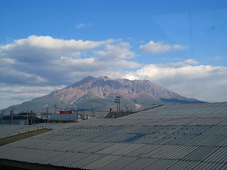 s-駅舎から撮った桜島.jpg