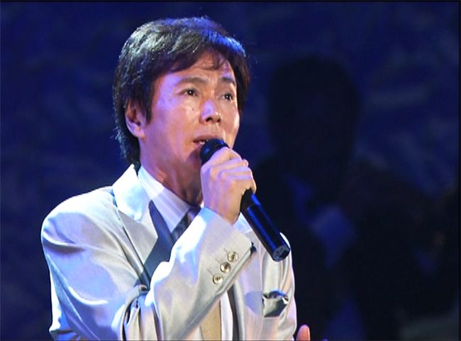 Amazon.com: 輝きの軌跡~森進一歌手生活40周年記念リサイタル