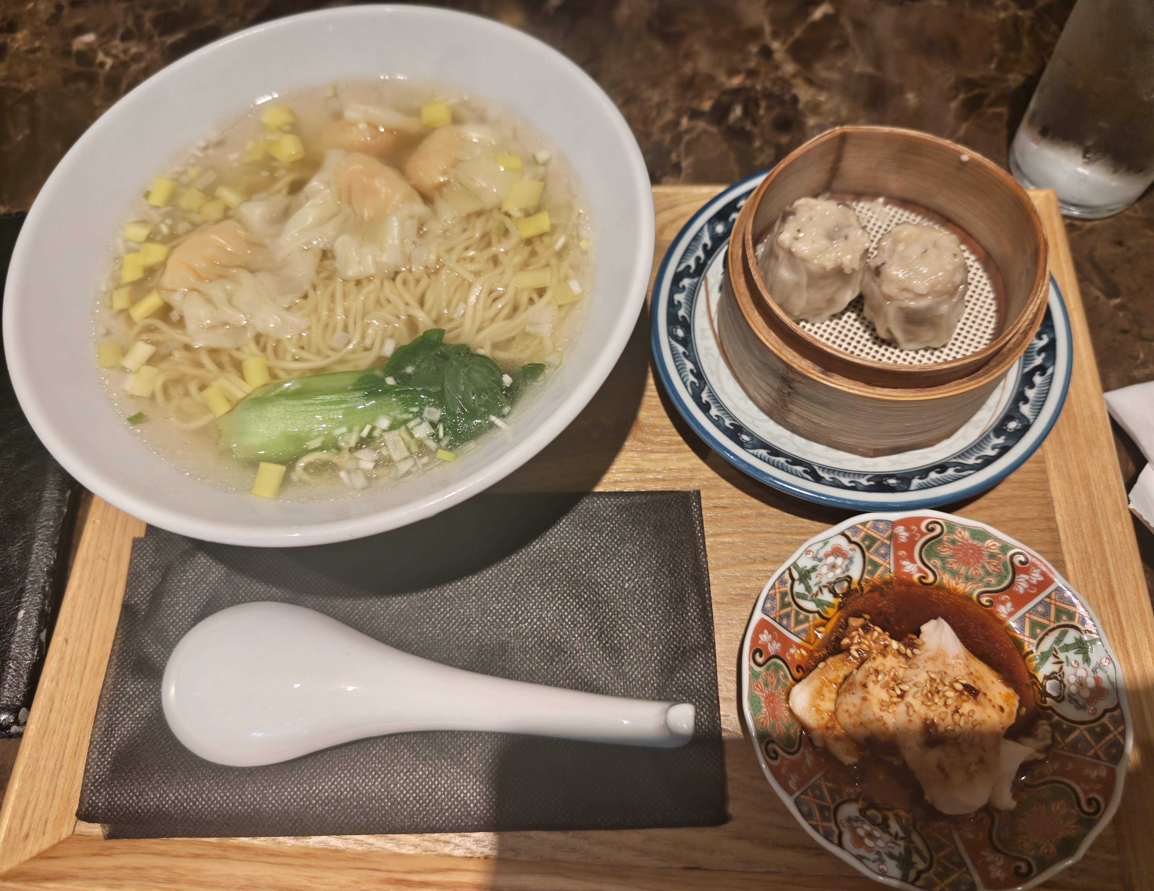 中華バル サワダ 虎ノ門ヒルズ　ひとりランチ　香港海老雲呑麺