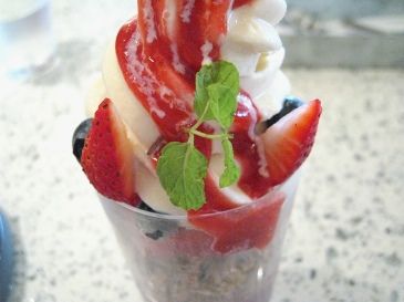 VEGANソフトクリームパフェ　ベリーソース