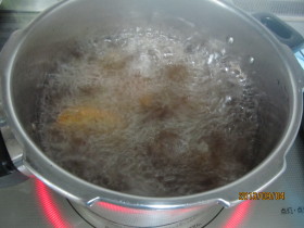 深めの鍋で揚げると安心