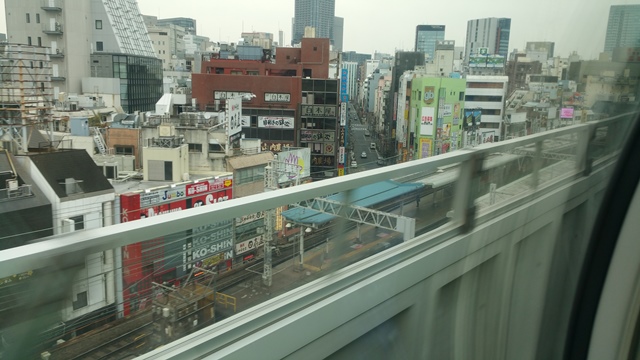 上野東京ライン北行き電車２階建てグリーン車から見た神田駅です