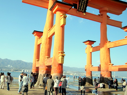 両部鳥居の根元と人々