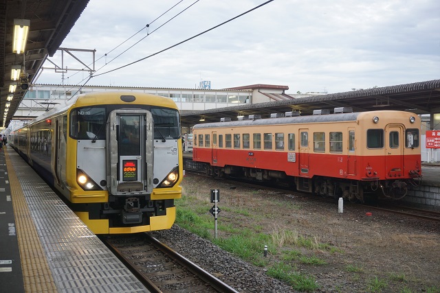 小湊鉄道と JRの並び & トロッコ ビ－ル列車6