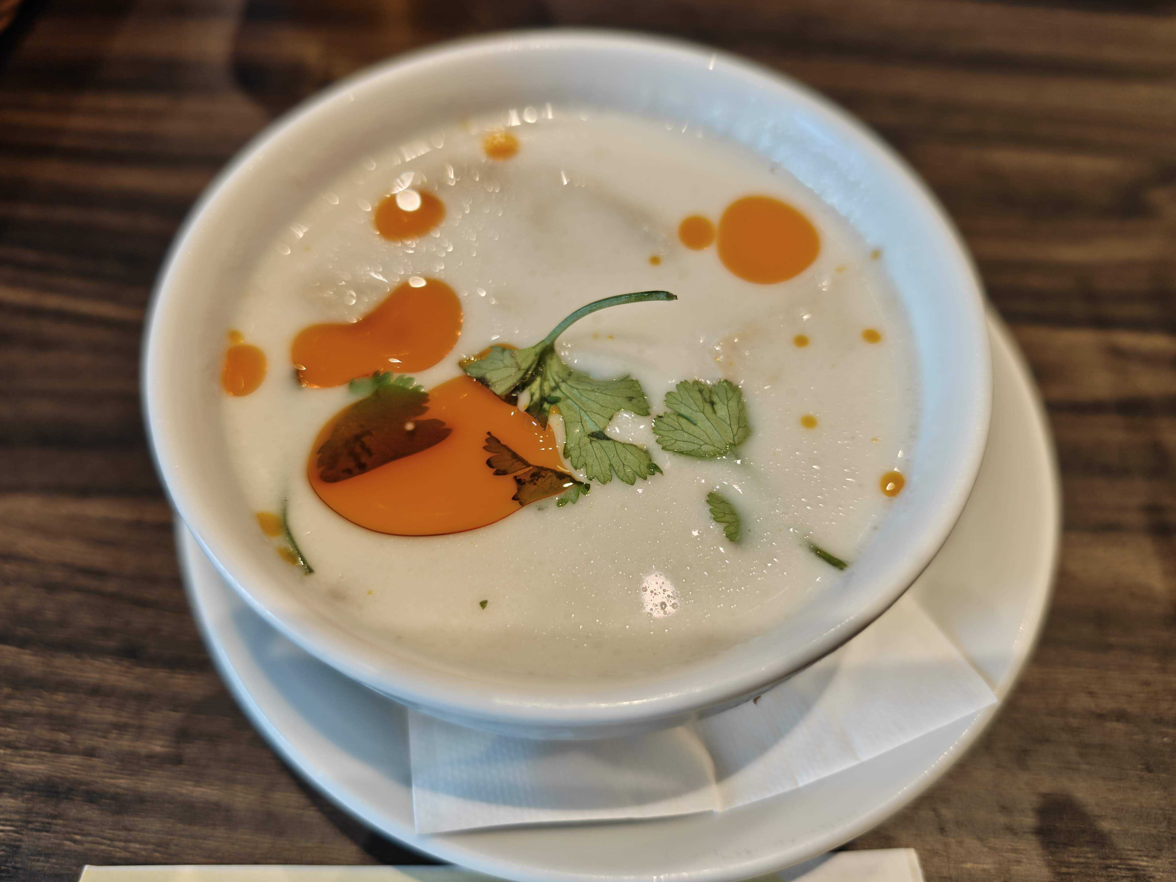 虎ノ門ヒルズで一人ランチ　スコンター　スープセット　トムカーガイ