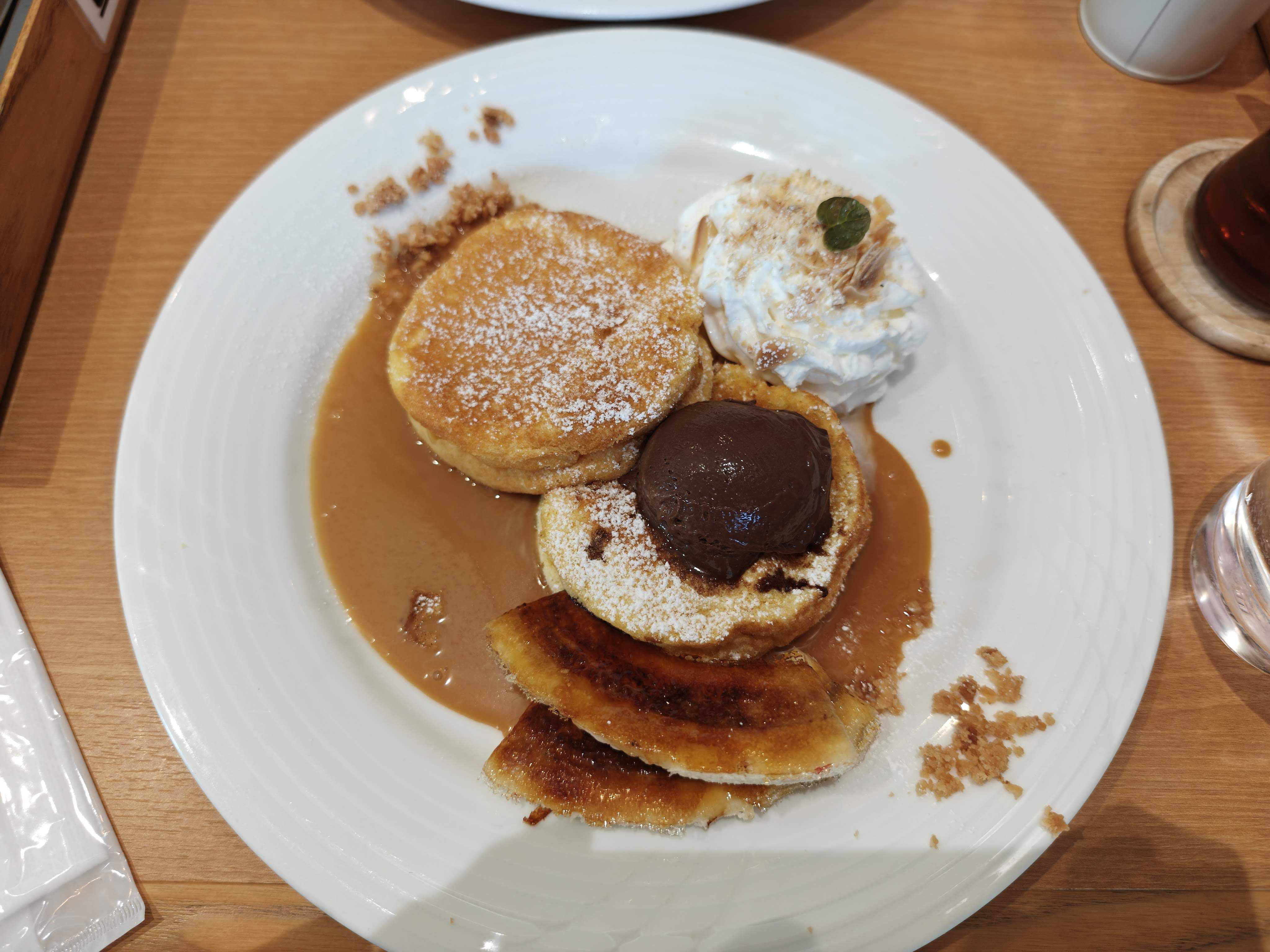 津田沼駅　子連れカフェ　湘南パンケーキ ロハル津田沼店　キャラメルバナナとエスプレッソムースのパンケーキ