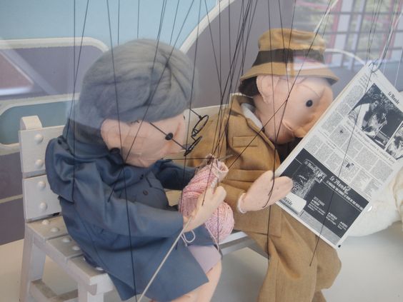 編み物する女性