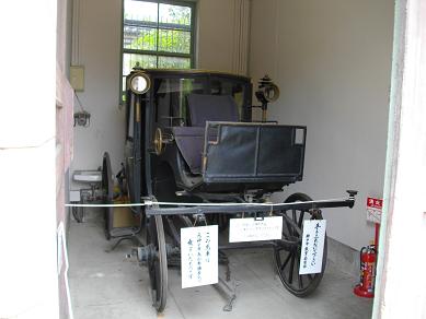 相楽園・旧小寺家厩舎内の馬車