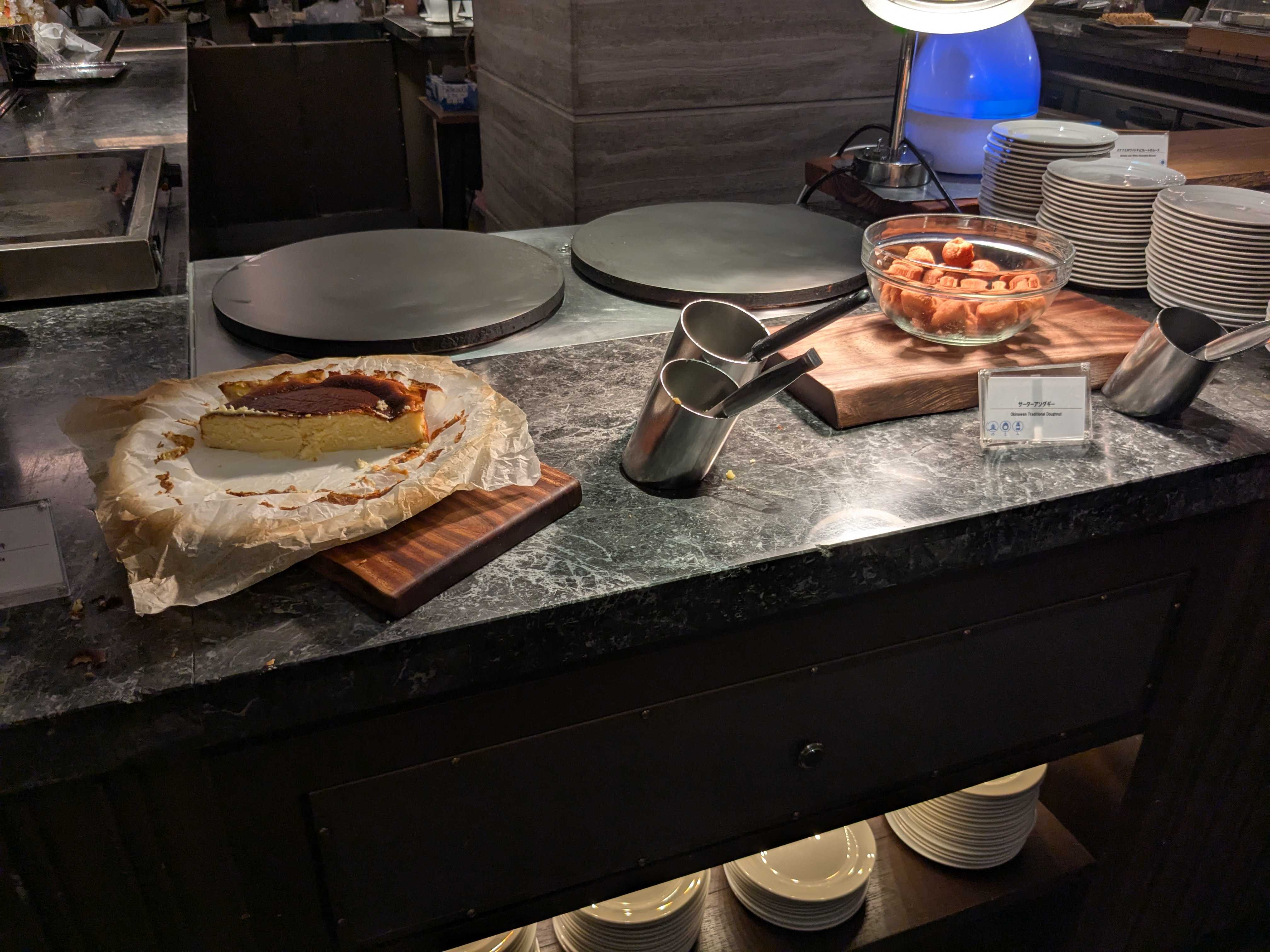 フサキビーチリゾートISHIGAKI BOLD KITCHEN 子連れ夕食 デザートメニュー　サーターアンダギー、バスクチーズケーキ