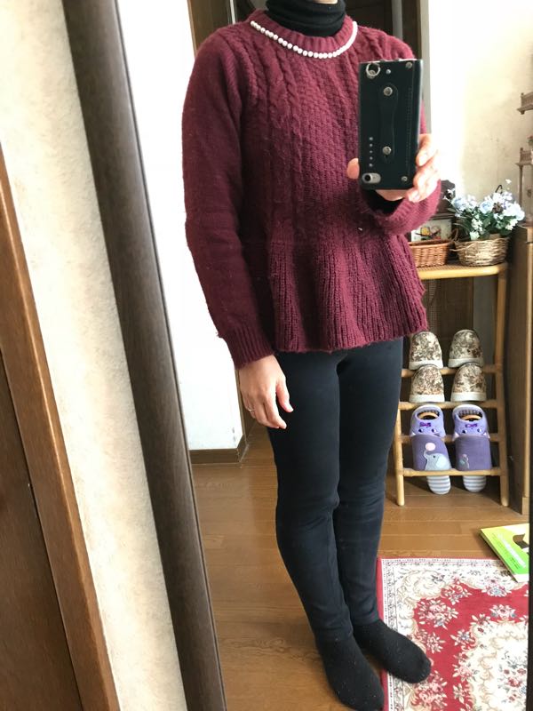 黒タートル ワインレッドのニットチュニック 黒パンツ 黒靴下 黒 茶の紐靴 ワインレッドのダウン Music Land 私の庭の花たち 楽天ブログ