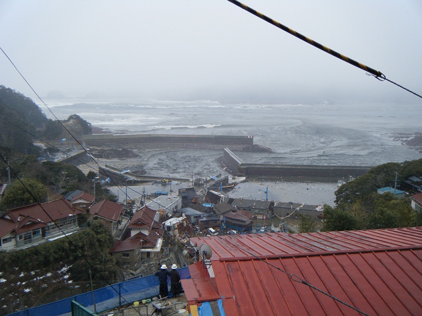 津波の引き波によって漁港内の海底が見えている写真（石巻市雄勝町）
