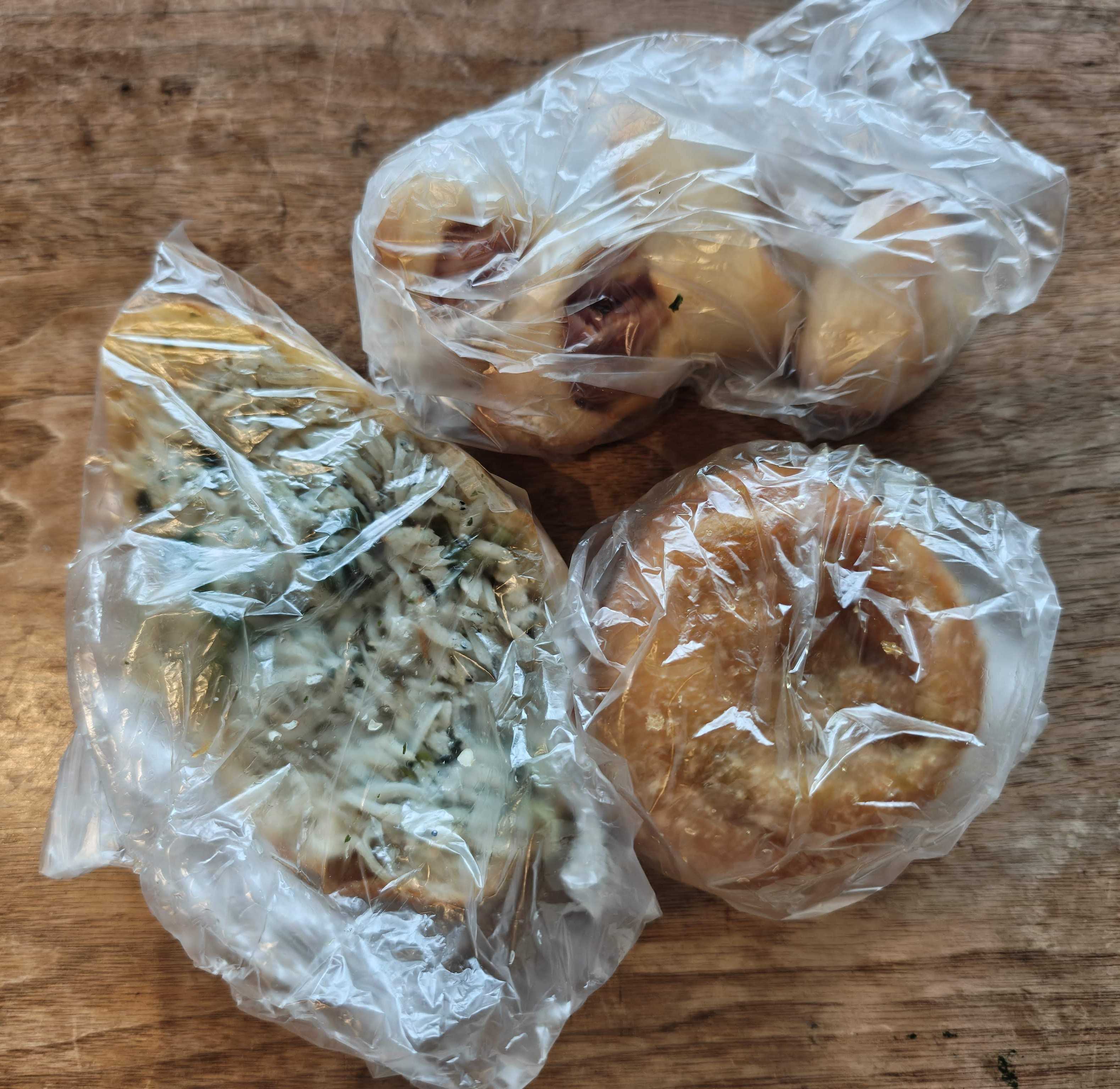 FLAT Bakery 霞が関店　和牛のカレーパン、しらすとねぎ、ミニベーコンエピ