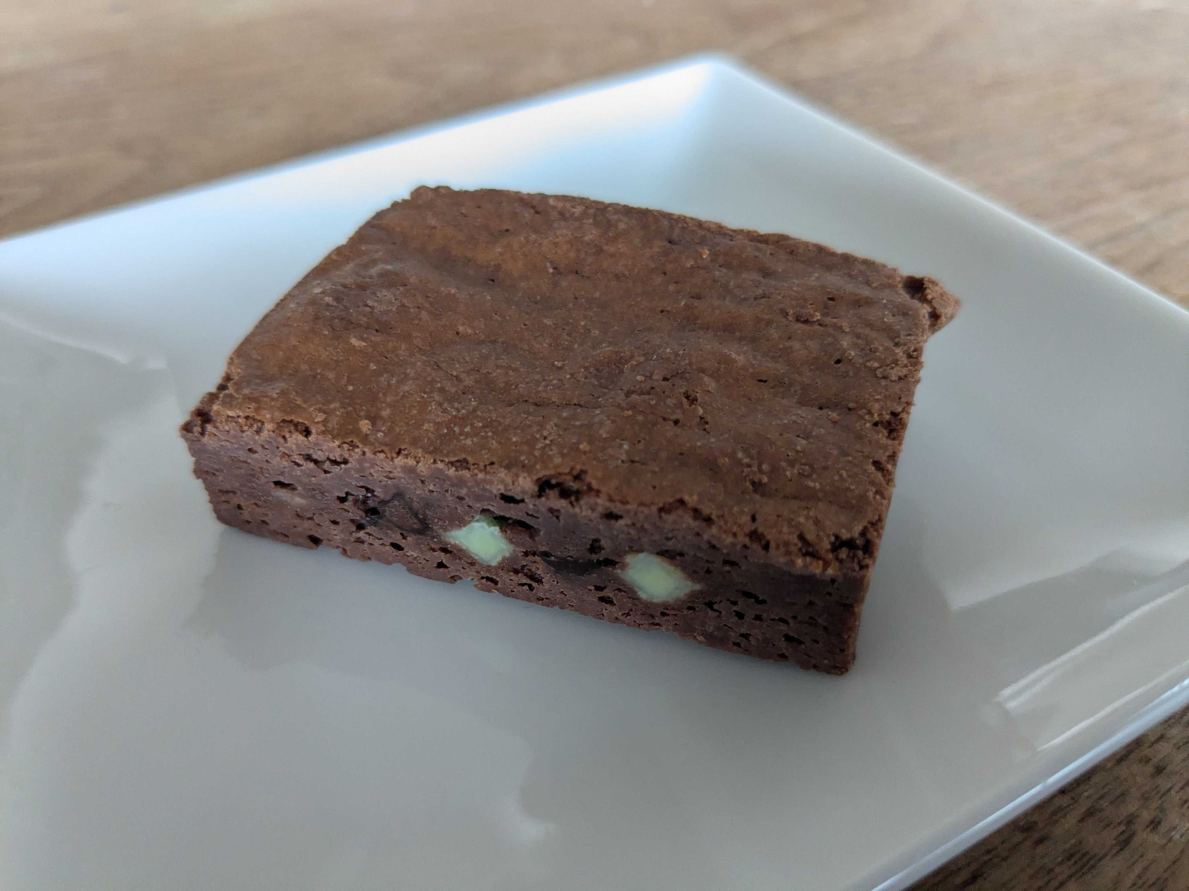 セブンイレブンで購入　世にもおいしい黒いチョコミントブラウニー