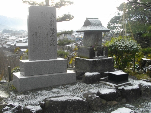 丸岡城お静慰霊碑 (1) (500x375).jpg