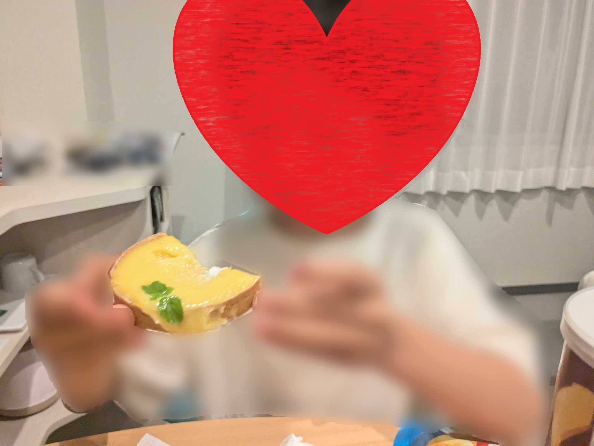 石垣島　八重山島菓子研究所　レモンタルトを食べる小学生