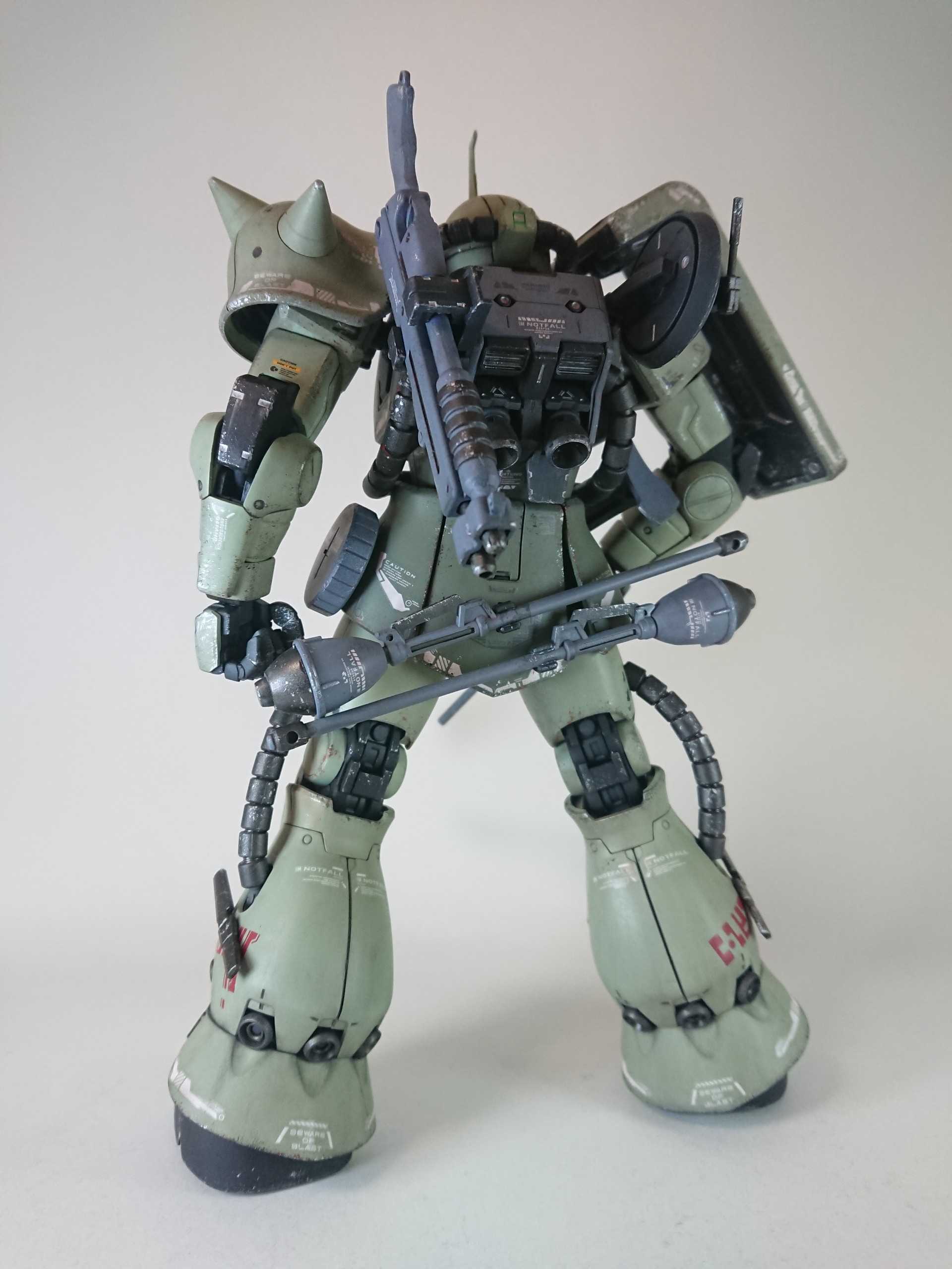 MG シャア専用ザク&量産型ザク 素組み つや消し 組み立て済み 新たな「シャア専用機」！MG Ver.2.0改造で「シャア専用高機動型