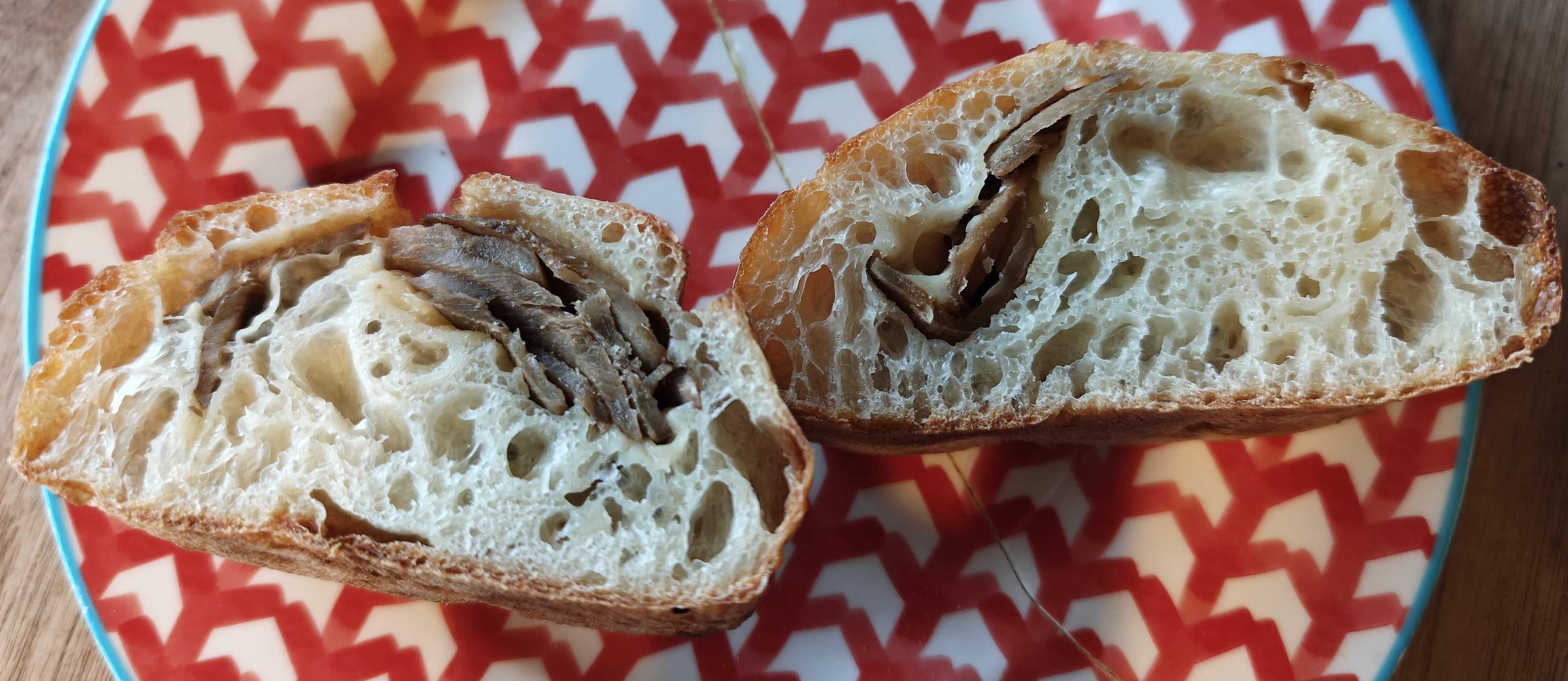 有楽町　パン屋　ル・プチメック 日比谷店　ごぼうとグリュイエールの断面