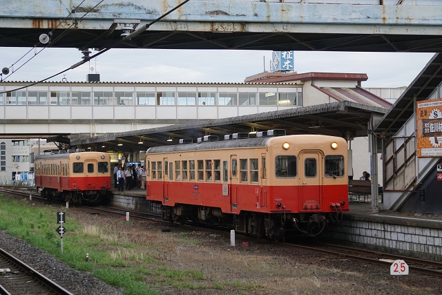 小湊鉄道と JRの並び & トロッコ ビ－ル列車3
