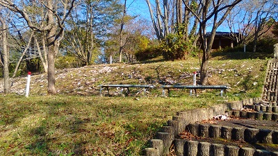 左側のベンチ