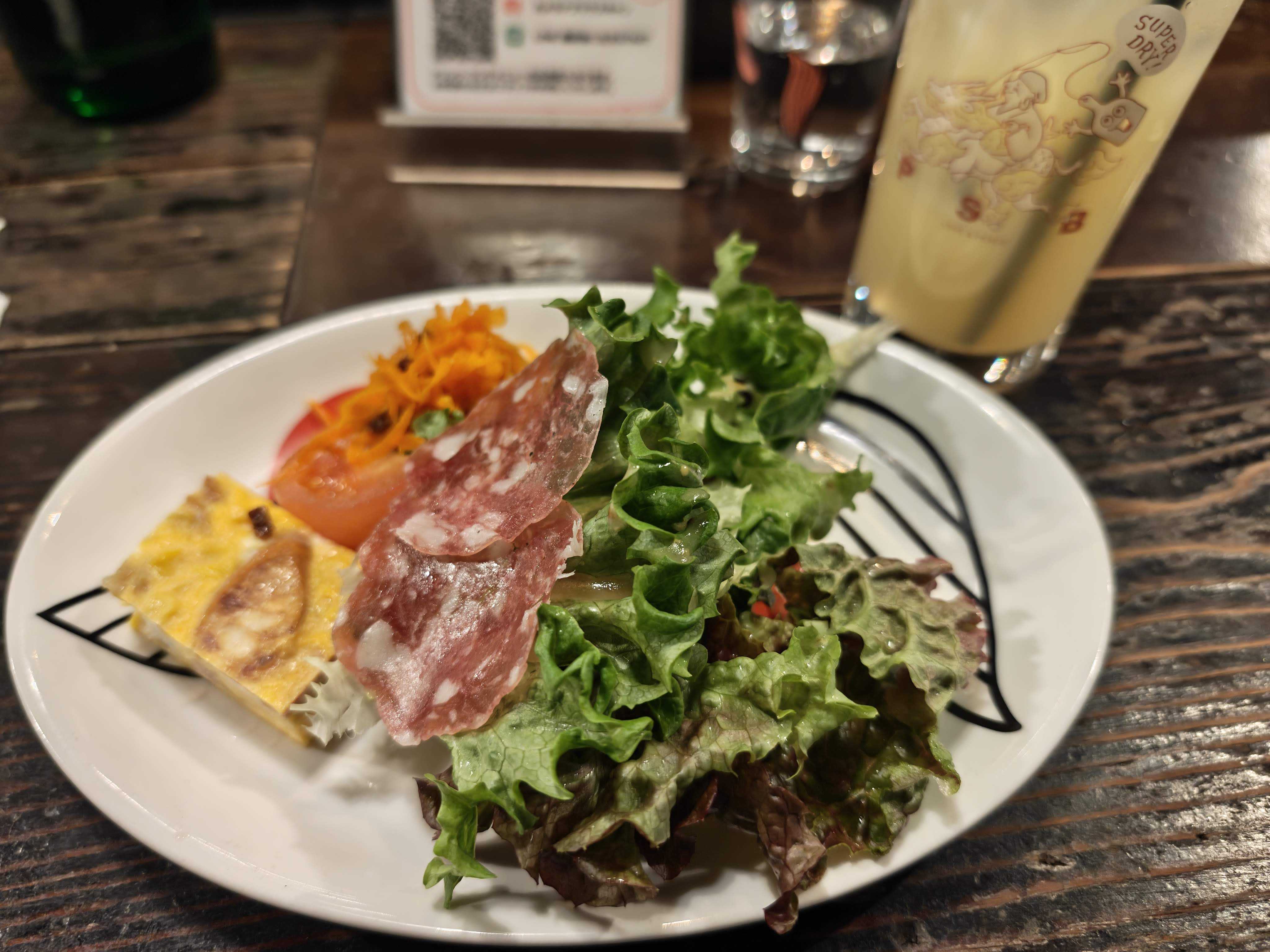 虎ノ門ヒルズ　ランパダ　ひとりランチ　ビジネスランチ　自家製ボロネーゼのクリームラザニアのセットのサラダとドリンク
