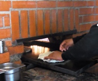 フィリングを入れて丁寧にたたんでから煉瓦作りのオーブンで焼きあげます