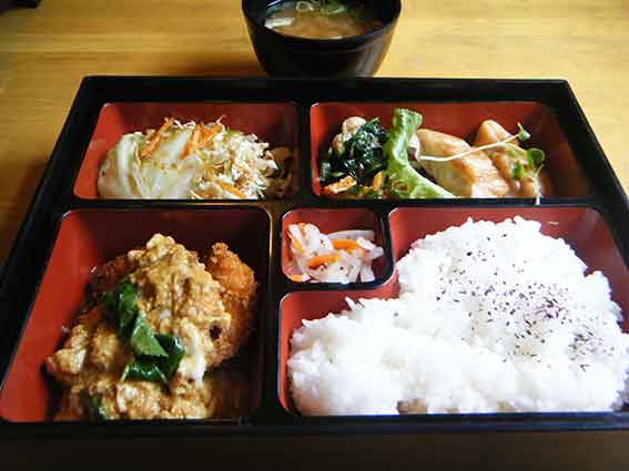 アメリカンステーションの「チキンカツ卵とじ」-1♪