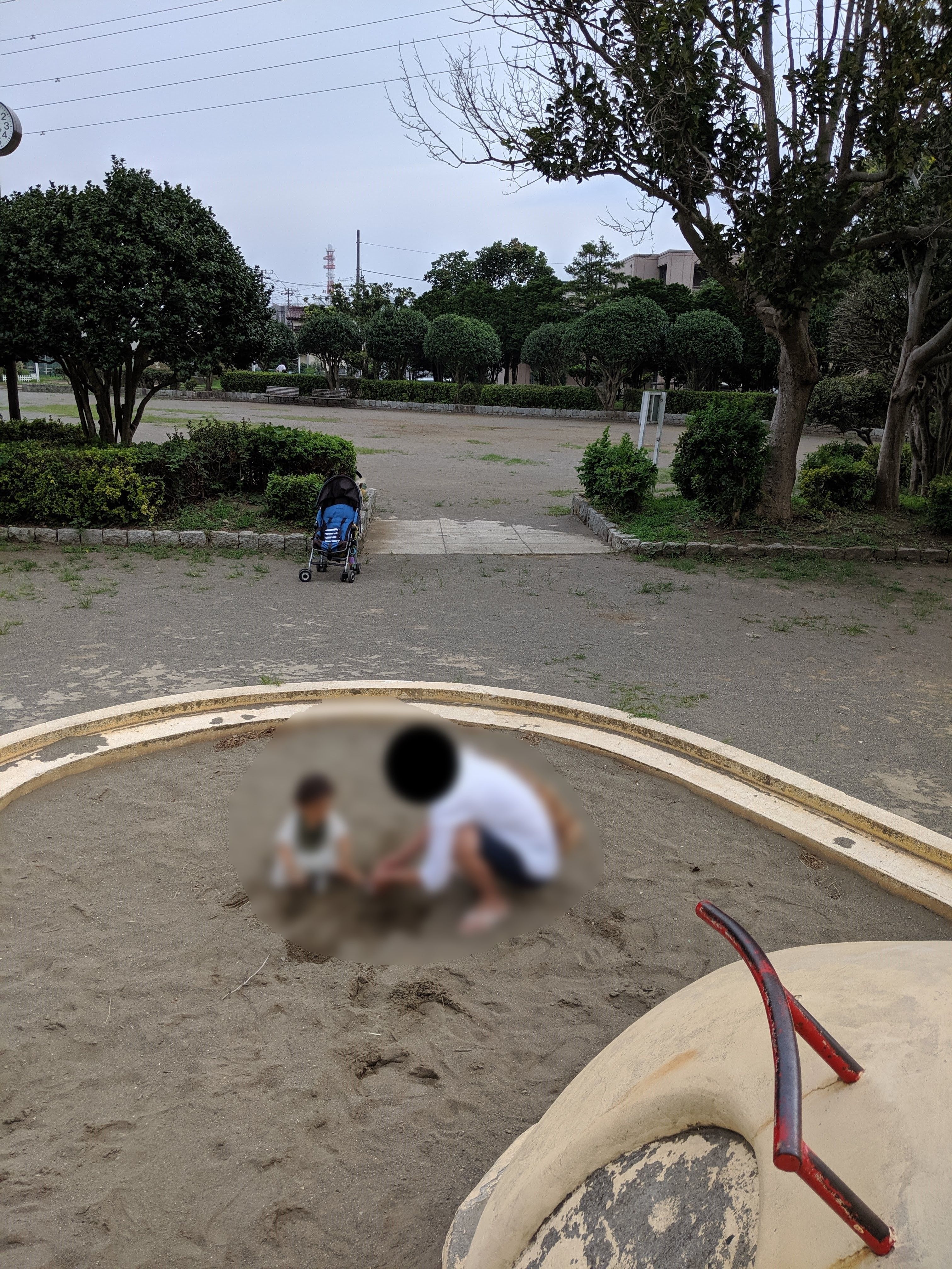 千葉県船橋市宮本台北公園の砂場で砂遊び