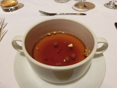 ビーフコンソメスープ　金箔を浮かべて