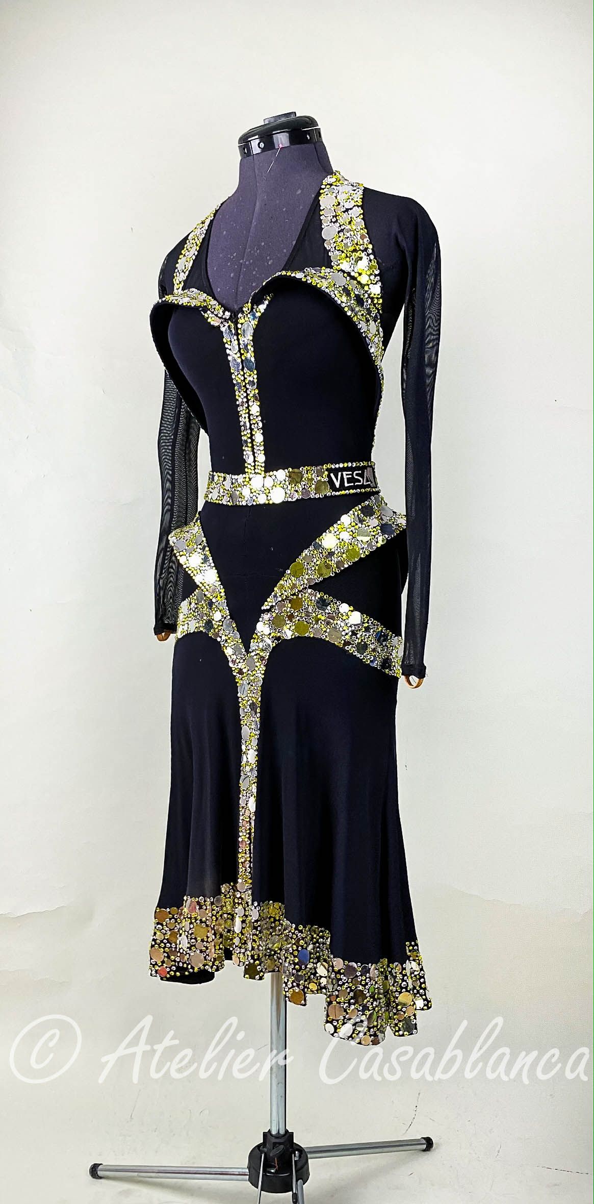 Lk Lai7 Vesa制作 ゴールドのラインと立体的なデザインがとてもスタイリッシュでカッコイイ黒長袖のラテンドレス ９号 Atelier Casablanca ダンスドレスの部屋 楽天ブログ