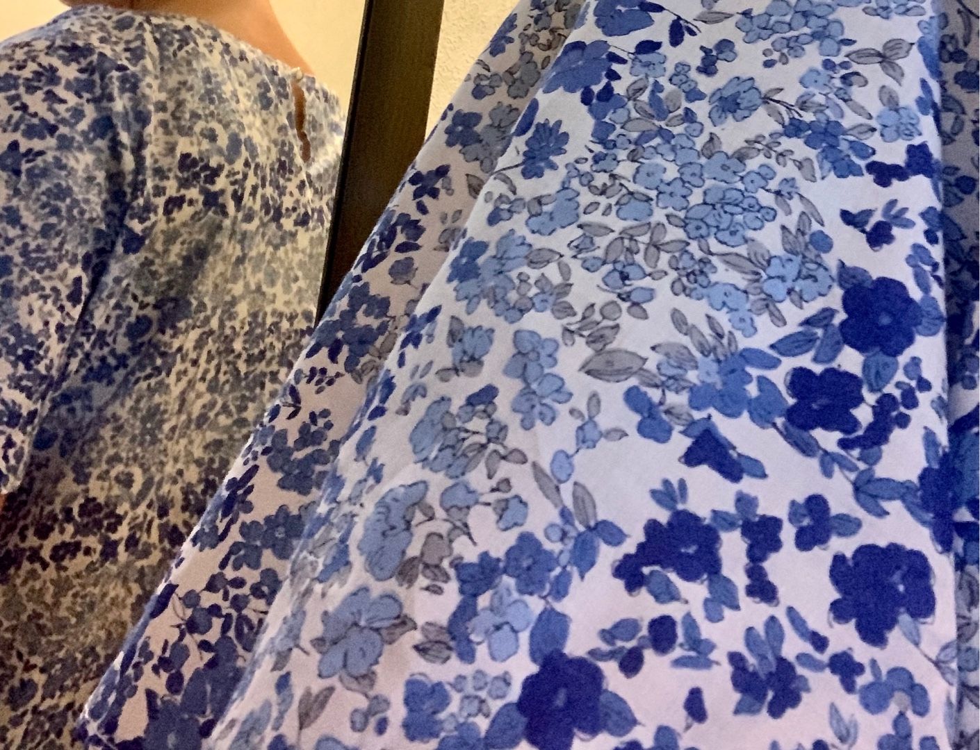 Tブラウスの見返しの芯地が無かったので 100均で買った補修用当て布で代用 フレア袖 フリルを付けて完成 Music Land 私の庭の花たち 楽天ブログ