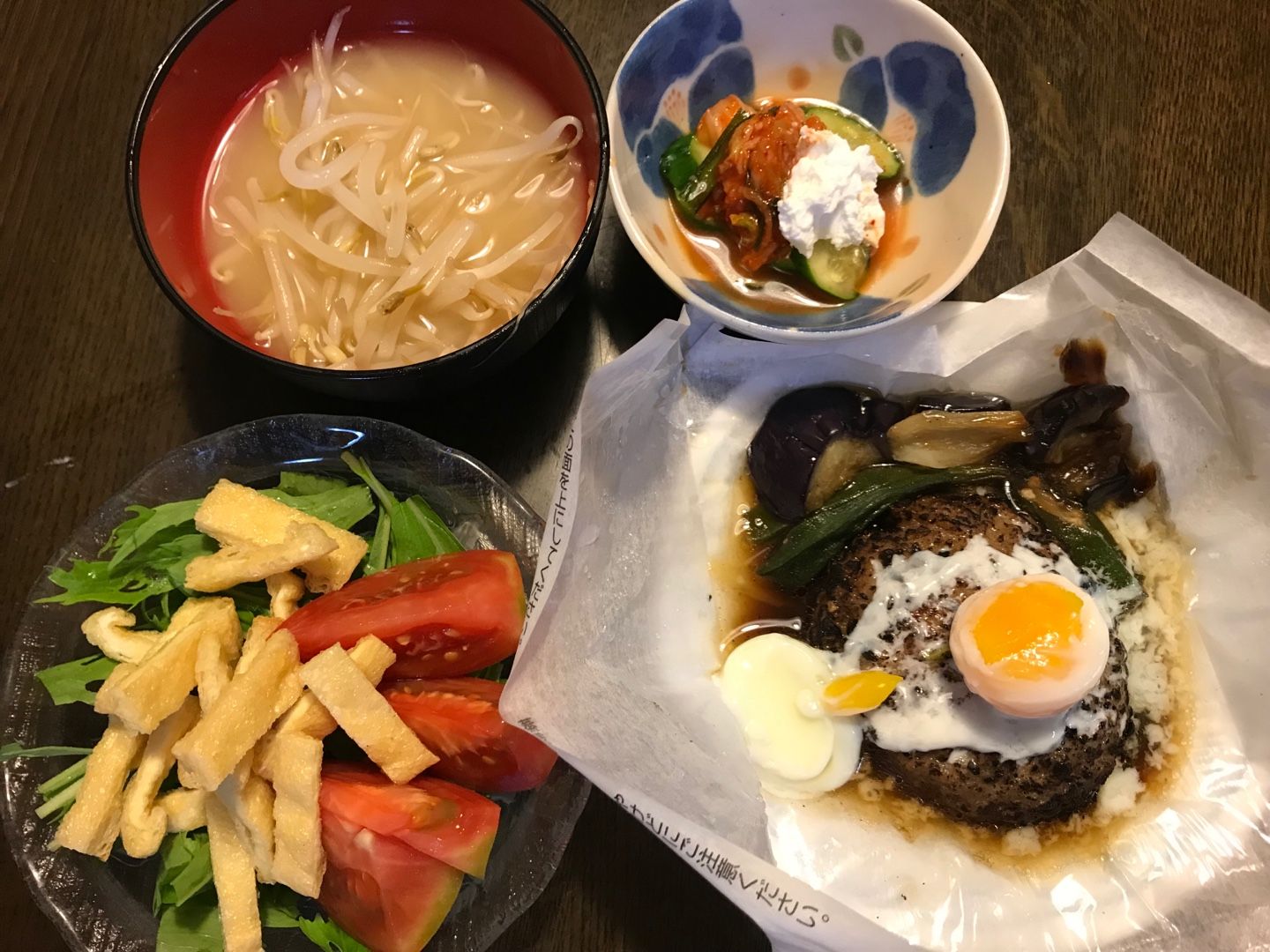夕食は 紙包み焼きハンバーグ 茄子 おくらに温泉卵のせ カリカリ油揚げ トマト 水菜 胡瓜 キムチ カッテージチーズ もやしの味噌汁 ゴールドキウイ Music Land 私の庭の花たち 楽天ブログ