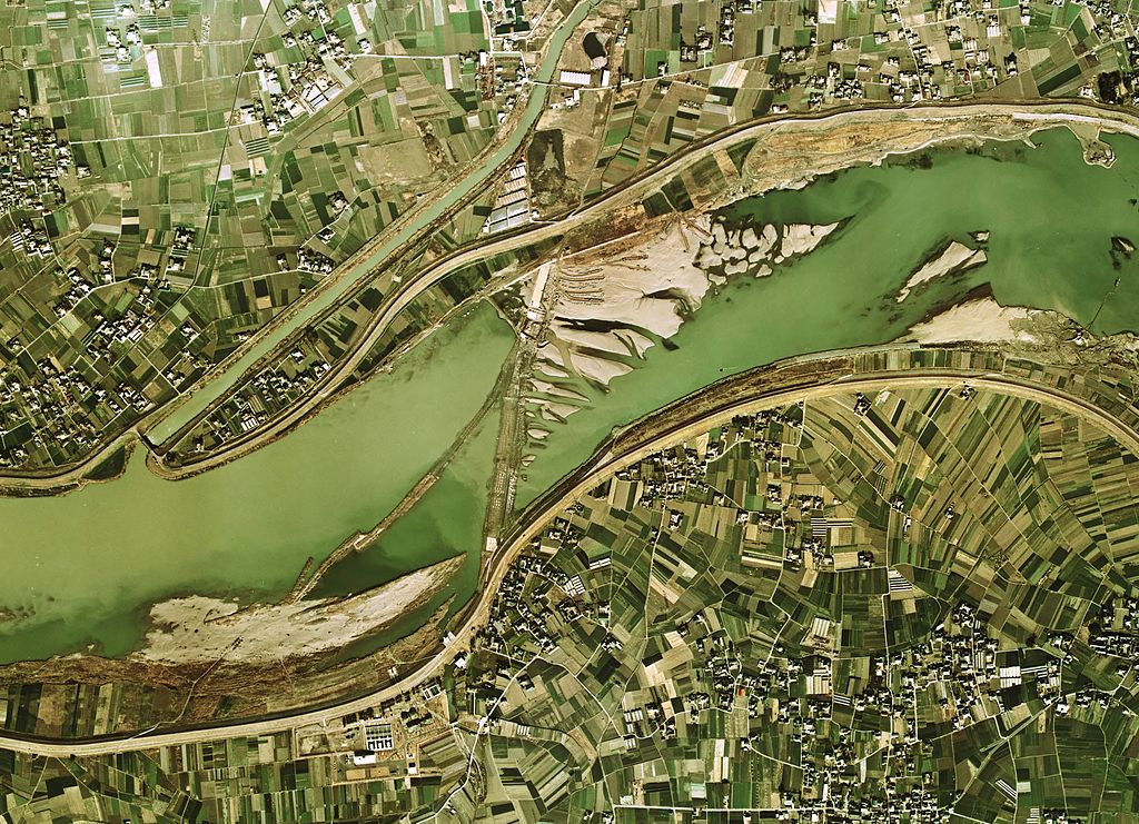 1024px-Yoshino_River_Daiju-zeki_weir_Aerial_photograph_1974.jpg