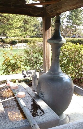 水びょうの形の手水舎