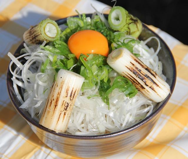 しろねぎの焼いたのと生たまごをのせます