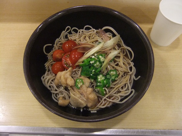 箱根そば本陣＠新宿駅のミョウガとトマトの冷しカレーそば１