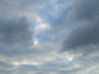 雲が動いている空