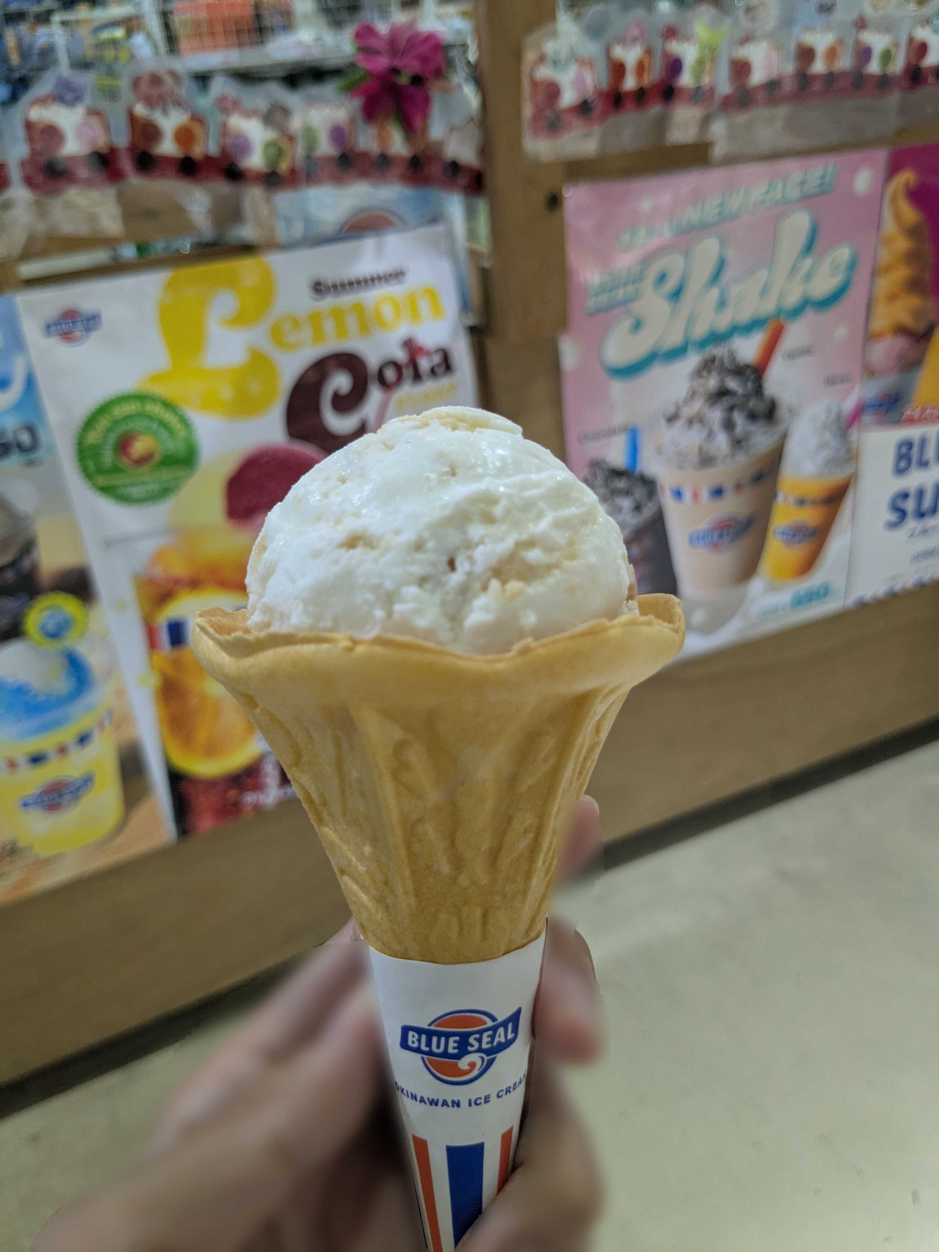 石垣島　子連れカフェ休憩　ブルーシールカフェ　塩ちんすこうアイス