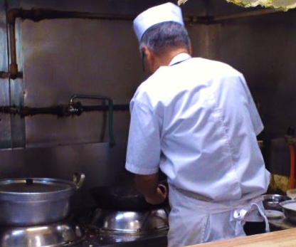 中華鍋を全身で振る感じのご主人。手際の良さが見ていて楽しい。