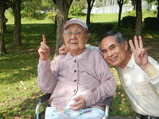　２０１２・４月２８日　錦が丘公園で１０３歳の母親の誕生日。 064.jpg