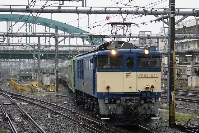 EF64 1032牽引 山手線E235系 東トウ08編成 10連 配給2