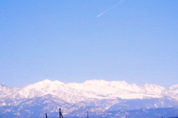 飛行機雲と立山　3.27　2015