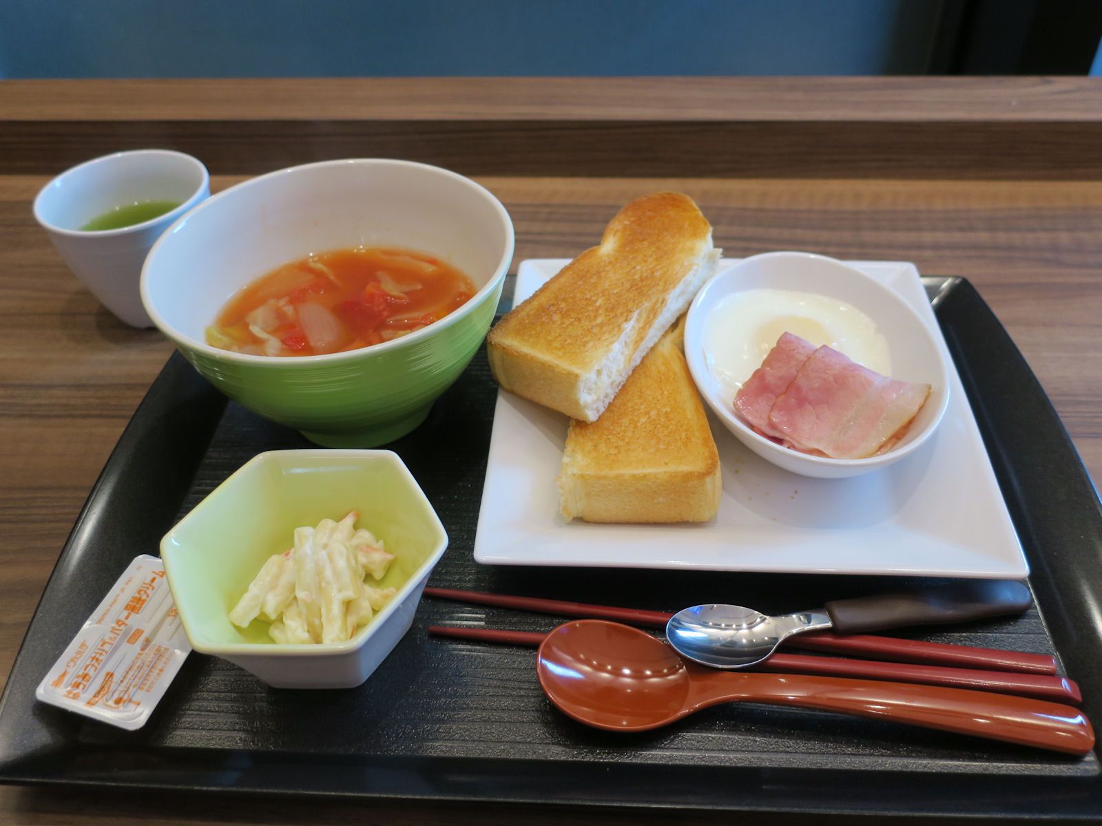 ブルーベリージャムマーガリン、イチゴジャムマーガリンと迷ったけど、はちみつマーガリンをチョイス。