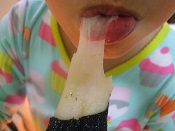 磯部巻を食べる息子