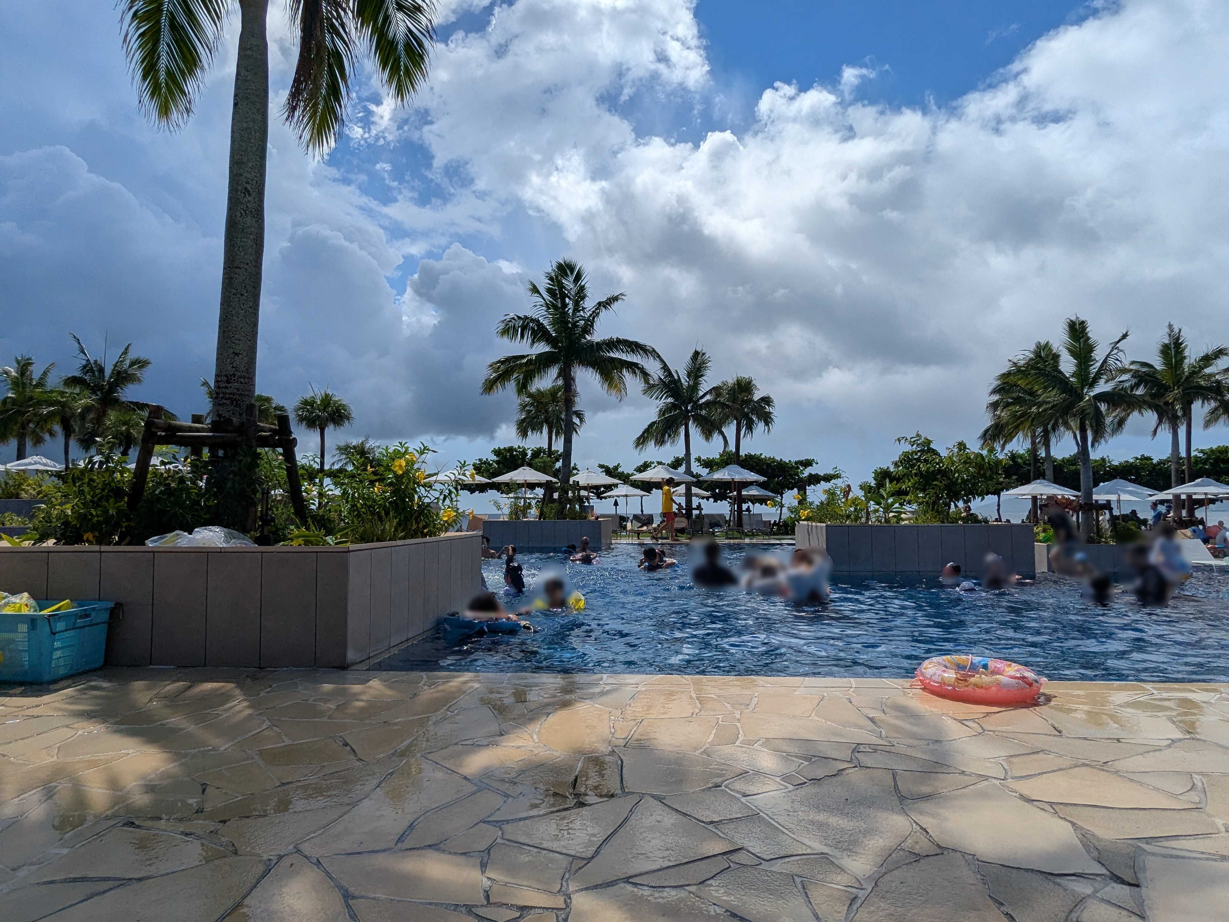 フサキビーチリゾート ビーチプールの椅子からの風景